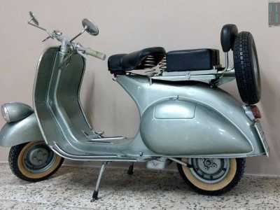 Una per� ci sembra in buone condizioni: � una Vespa V 98 verde acqua, la cosiddetta "faro basso"